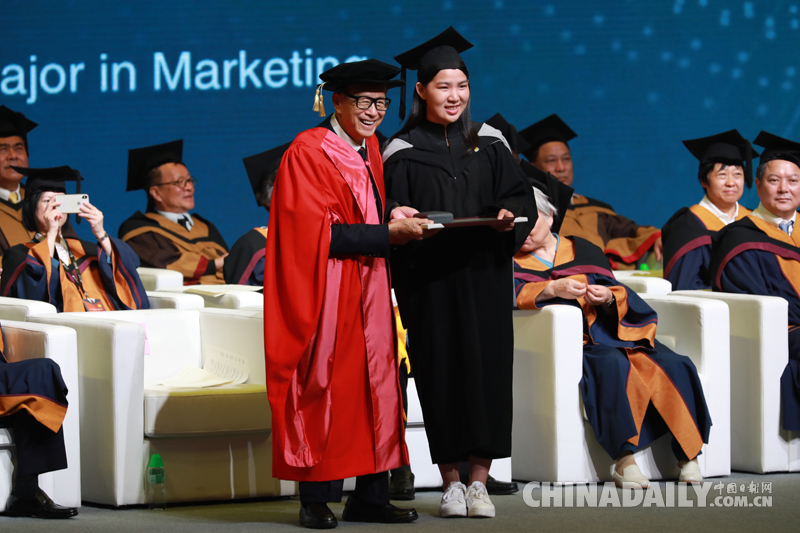 李嘉誠出席廣東汕頭大學2018屆畢業典禮