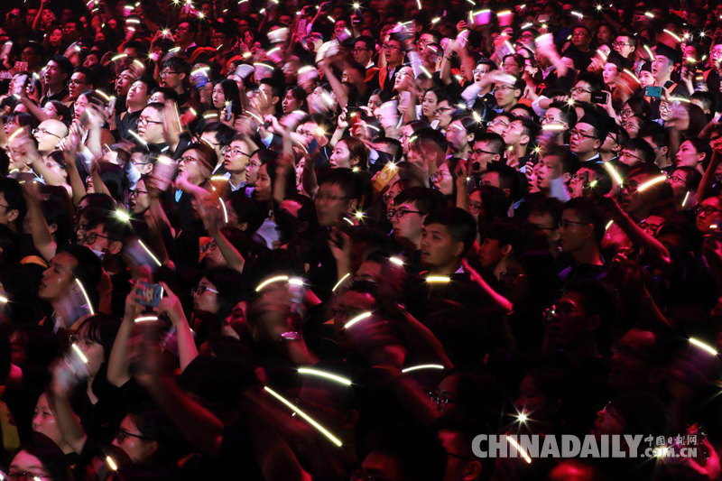 李嘉誠(chéng)出席廣東汕頭大學(xué)2018屆畢業(yè)典禮