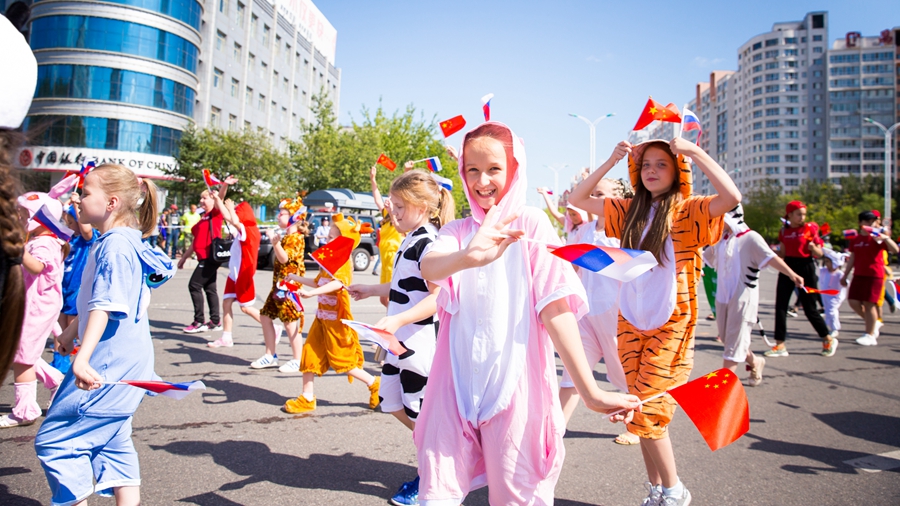 中俄文化大集上演花車巡游 演繹“一城兩國(guó)·繽紛中俄”色彩印象