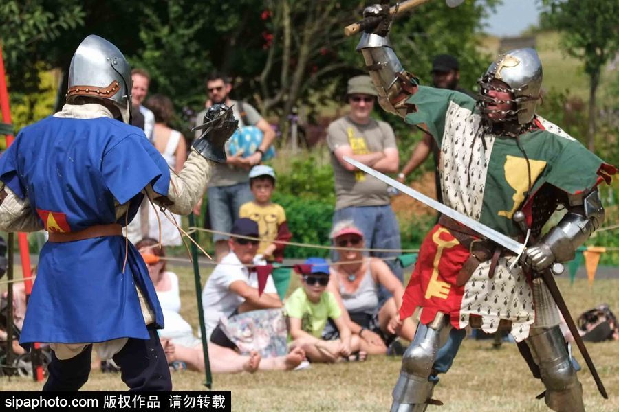 英國倫敦一公園上演“中世紀戰爭” 似穿越回冷兵器時代