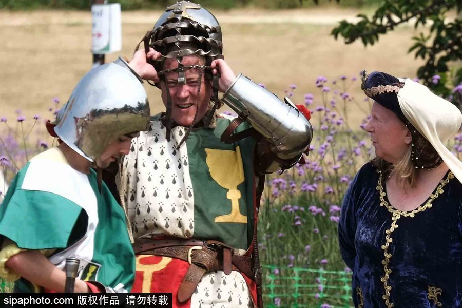 英國倫敦一公園上演“中世紀戰爭” 似穿越回冷兵器時代