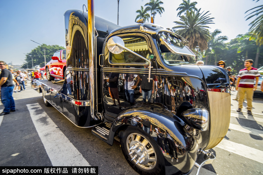 閃閃發(fā)光的復古時尚 巴西圣保羅舉行老爺車大“集會”