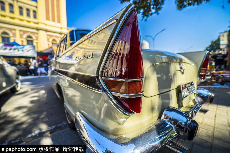閃閃發(fā)光的復古時尚 巴西圣保羅舉行老爺車大“集會”