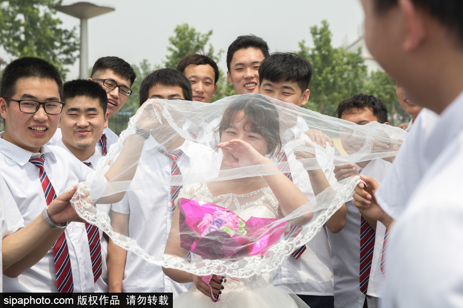 青春不過幾次畢業照 盤點畢業季“大型cos現場”