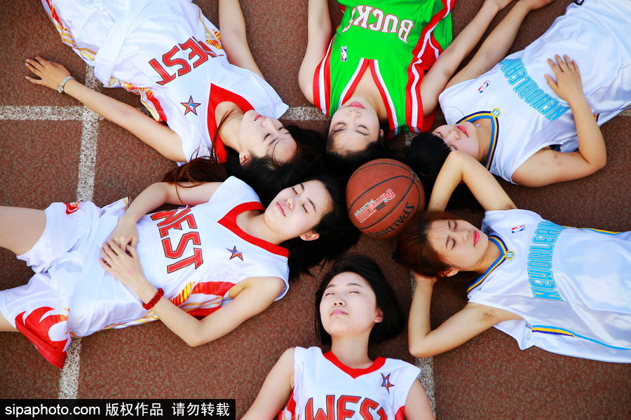 青春不過(guò)幾次畢業(yè)照 盤(pán)點(diǎn)畢業(yè)季“大型cos現(xiàn)場(chǎng)”