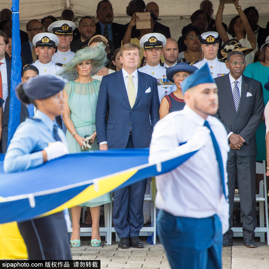 荷蘭國王與夫人身著藍(lán)色情侶裝訪問加勒比