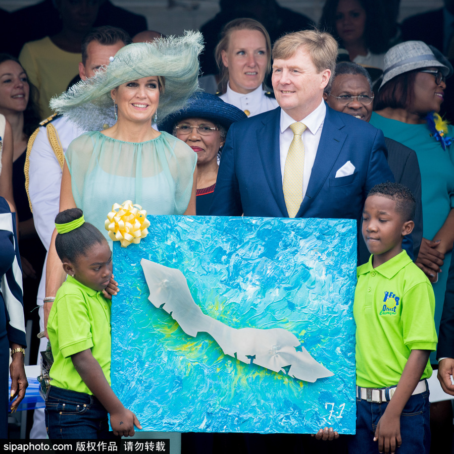 荷蘭國王與夫人身著藍色情侶裝訪問加勒比