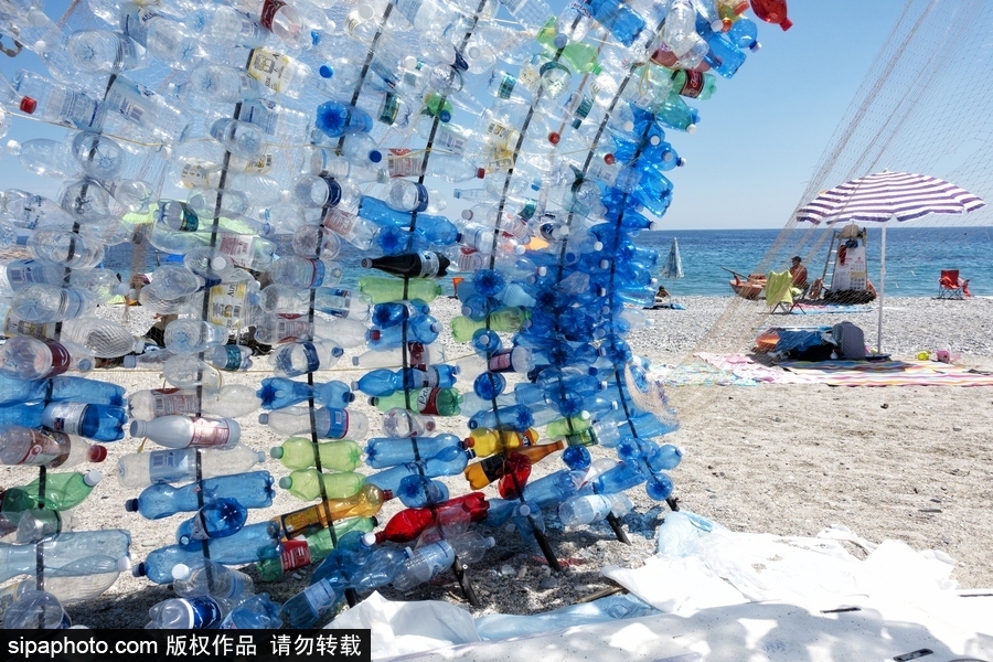意大利海灘現(xiàn)防曬裝置 廢棄塑料瓶打造環(huán)保實用