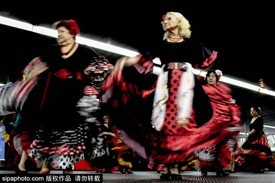 到哪都有“廣場(chǎng)舞” 西班牙老人巴西地鐵站表演精神矍鑠