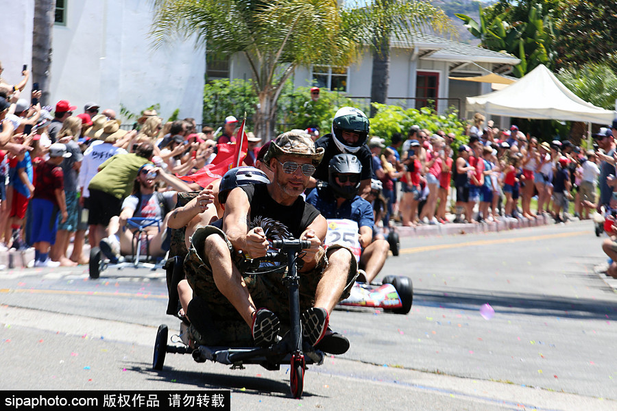 成年人也瘋狂！美國圣克萊門特居民舉辦驅動式辦公椅比賽