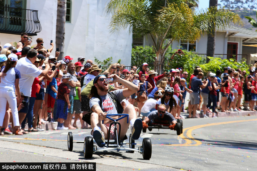 成年人也瘋狂！美國圣克萊門特居民舉辦驅動式辦公椅比賽