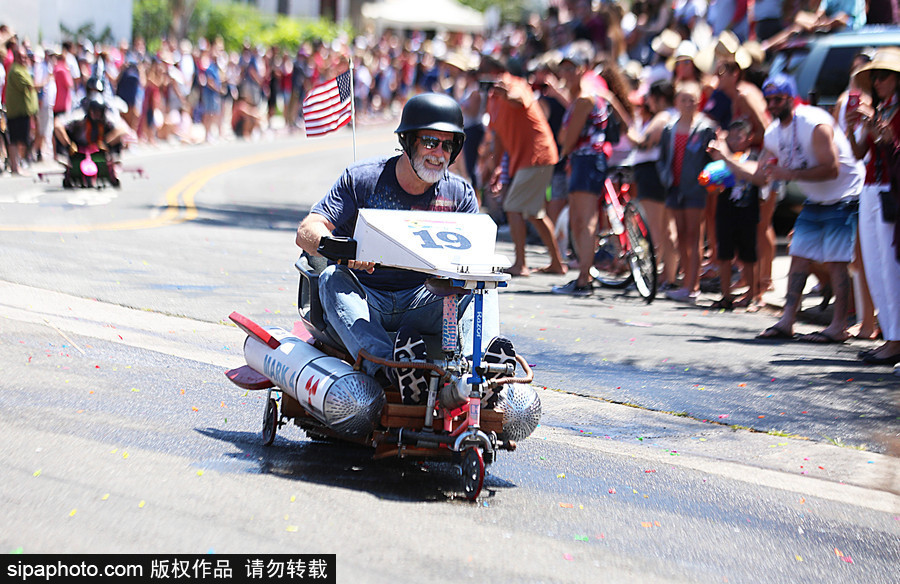 成年人也瘋狂！美國圣克萊門特居民舉辦驅(qū)動式辦公椅比賽