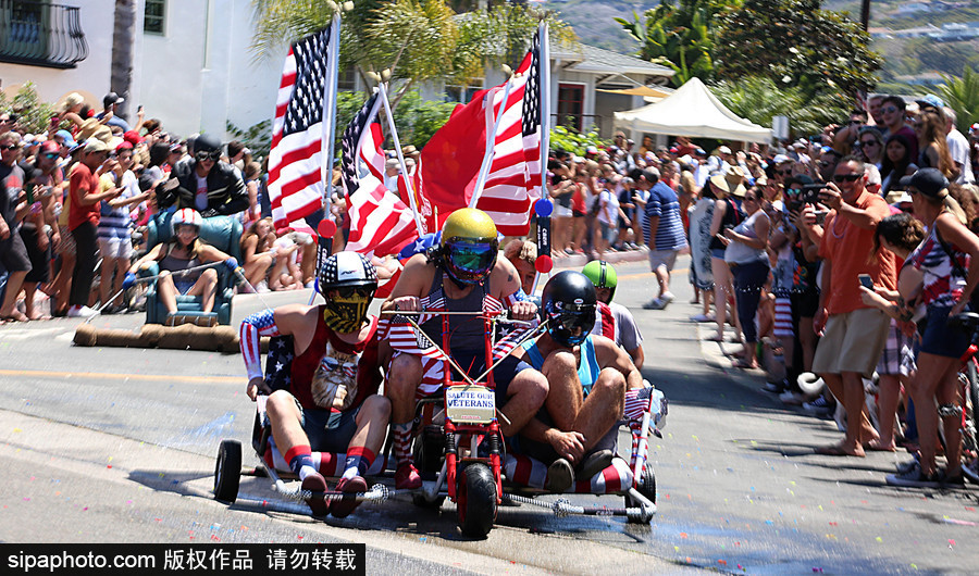 成年人也瘋狂！美國圣克萊門特居民舉辦驅(qū)動(dòng)式辦公椅比賽