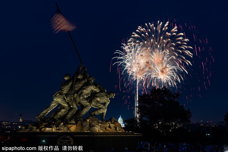 華盛頓獨(dú)立日當(dāng)天上演震撼煙花秀 流光四溢璀璨唯美