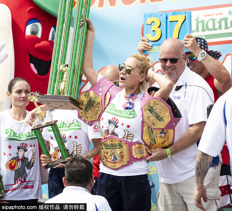 紐約布魯克林國際吃熱狗大賽落幕 選手破紀錄食量驚人