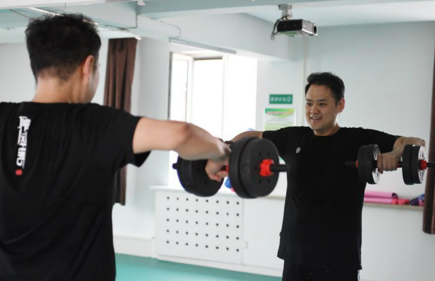 山西胖小伙為父狂減肥，11個月暴瘦173斤！