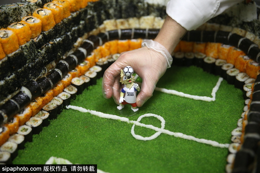 俄羅斯一餐廳推出“吃貨”球場 6000個壽司打造助陣戰(zhàn)斗民族