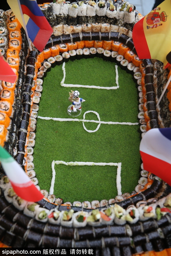 俄羅斯一餐廳推出“吃貨”球場 6000個壽司打造助陣戰(zhàn)斗民族