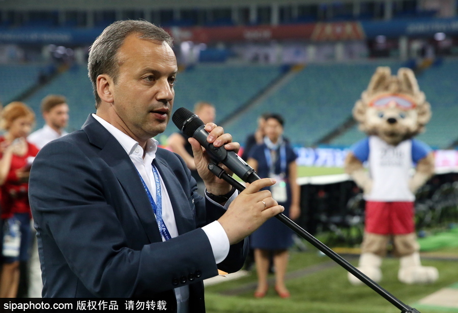 世界杯現場連起一片“紅海” 俄羅斯和克羅地亞舉行感謝志愿者儀式