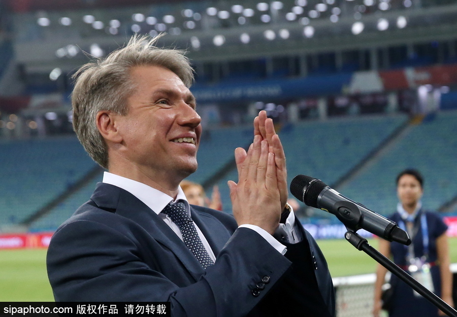 世界杯現(xiàn)場連起一片“紅海” 俄羅斯和克羅地亞舉行感謝志愿者儀式