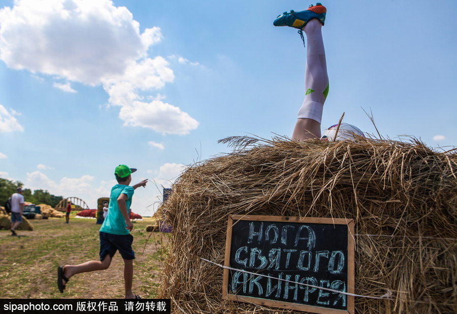 腦洞太奇特了！俄羅斯一農(nóng)場現(xiàn)國家隊門將左腳雕塑