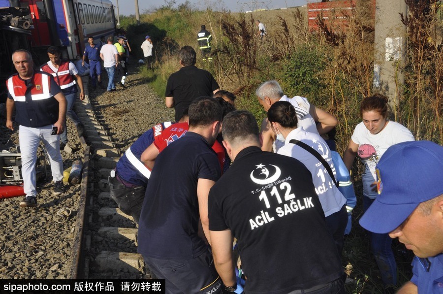 土耳其泰基爾達發生列車出軌事故 至少10人死亡