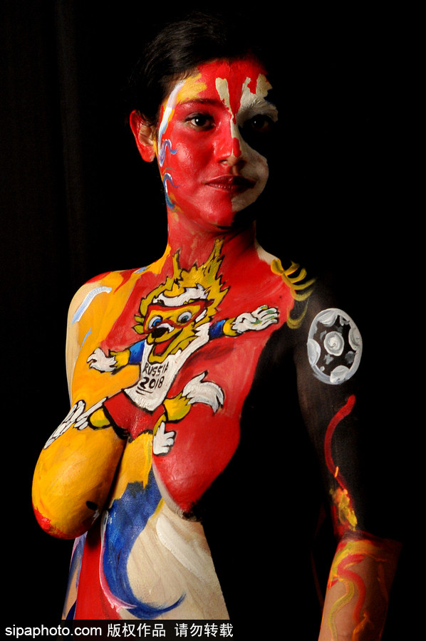 體育和藝術的完美結合！印度球迷將身體當畫布繪上世界杯吉祥物