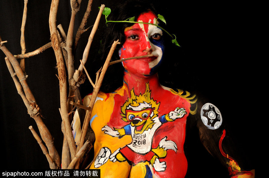 體育和藝術的完美結合！印度球迷將身體當畫布繪上世界杯吉祥物