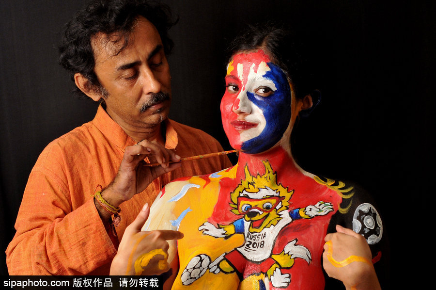 體育和藝術的完美結合！印度球迷將身體當畫布繪上世界杯吉祥物