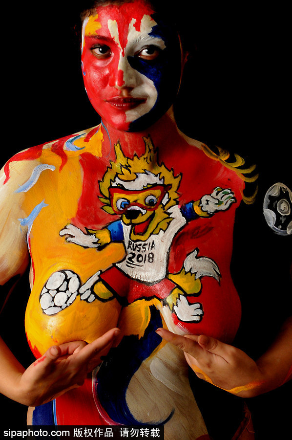 體育和藝術(shù)的完美結(jié)合！印度球迷將身體當(dāng)畫布繪上世界杯吉祥物
