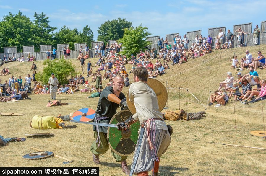 再現維京時代盛況 瑞典民眾身著古代服飾表演似穿越