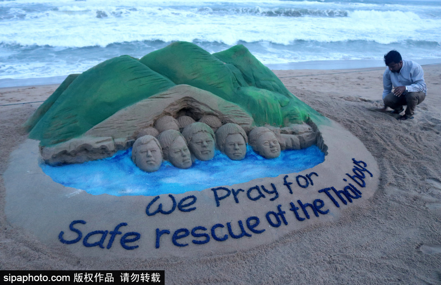 譜寫生命贊曲：印度沙灘藝術家創作泰國男孩營救事件的沙畫