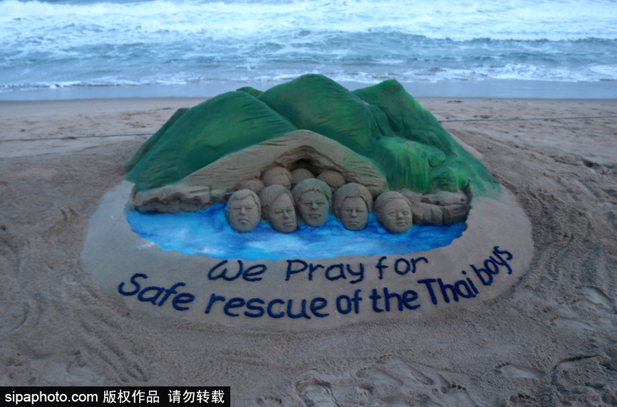 譜寫生命贊曲：印度沙灘藝術家創作泰國男孩營救事件的沙畫