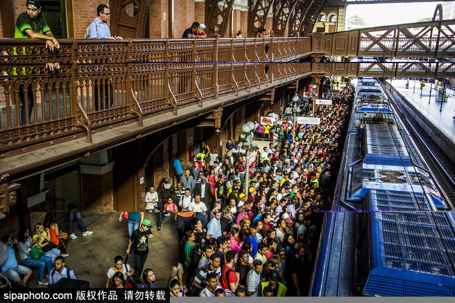 巴西圣保羅民眾乘車現(xiàn)場(chǎng)超擁擠 堪比北京早晚高峰