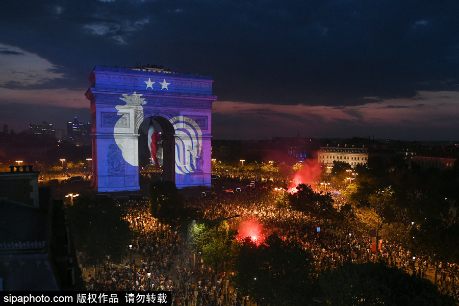 法國奪得世界杯冠軍 俯瞰巴黎香榭麗舍大道擠滿球迷熱烈壯觀
