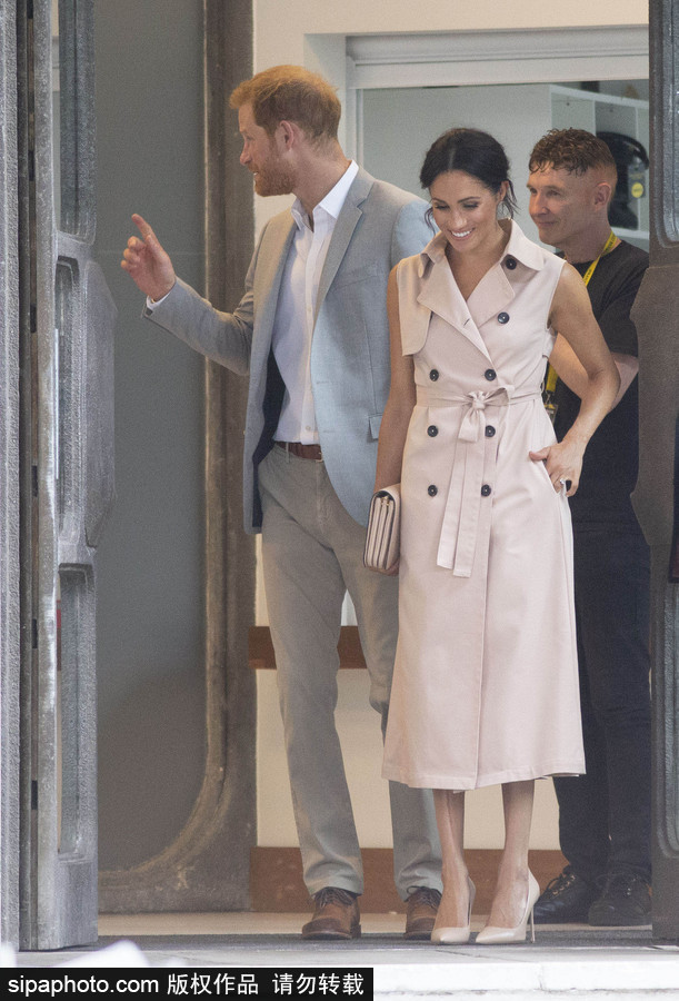 英國哈里王子夫婦亮相 梅根王妃身著無袖風(fēng)衣知性干練