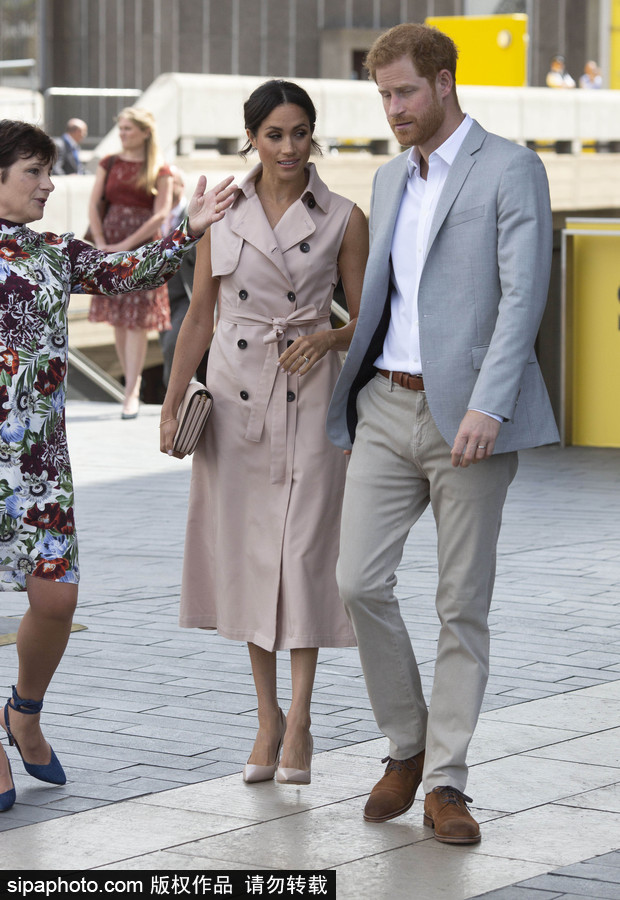 英國哈里王子夫婦亮相 梅根王妃身著無袖風衣知性干練