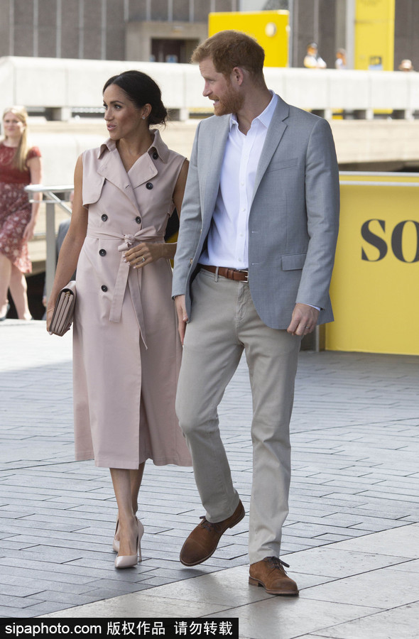 英國哈里王子夫婦亮相 梅根王妃身著無袖風衣知性干練