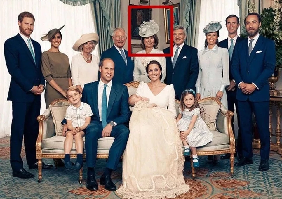 英國王室發(fā)布新版全家福,最搶鏡的還是她!