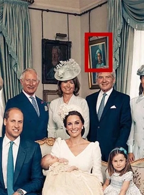 英國王室發(fā)布新版全家福,最搶鏡的還是她!