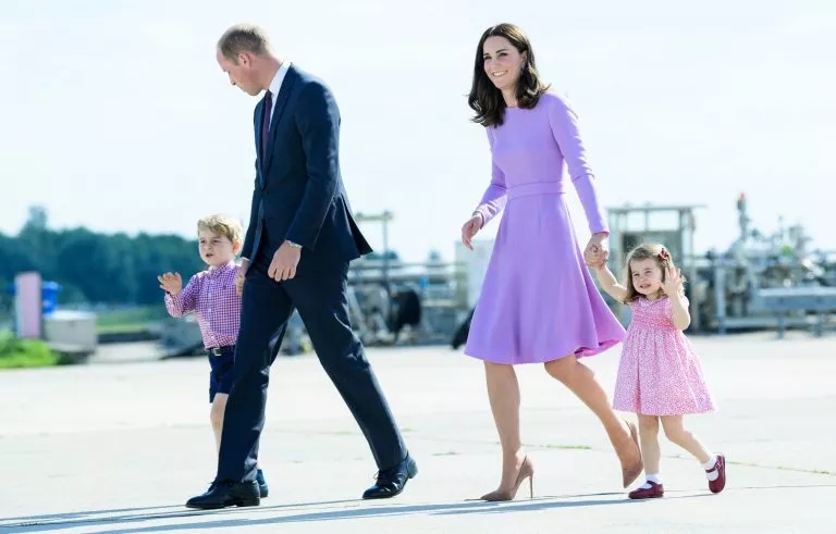 英國王室發(fā)布新版全家福,最搶鏡的還是她!