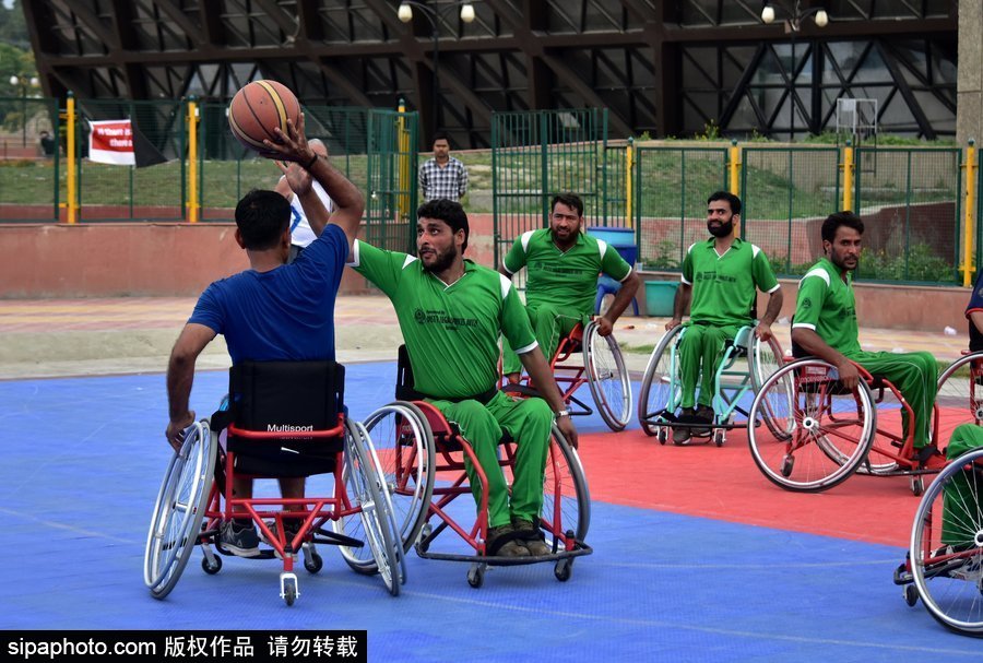 輪椅上的籃球夢 印度斯利那加殘疾人籃球夏令營