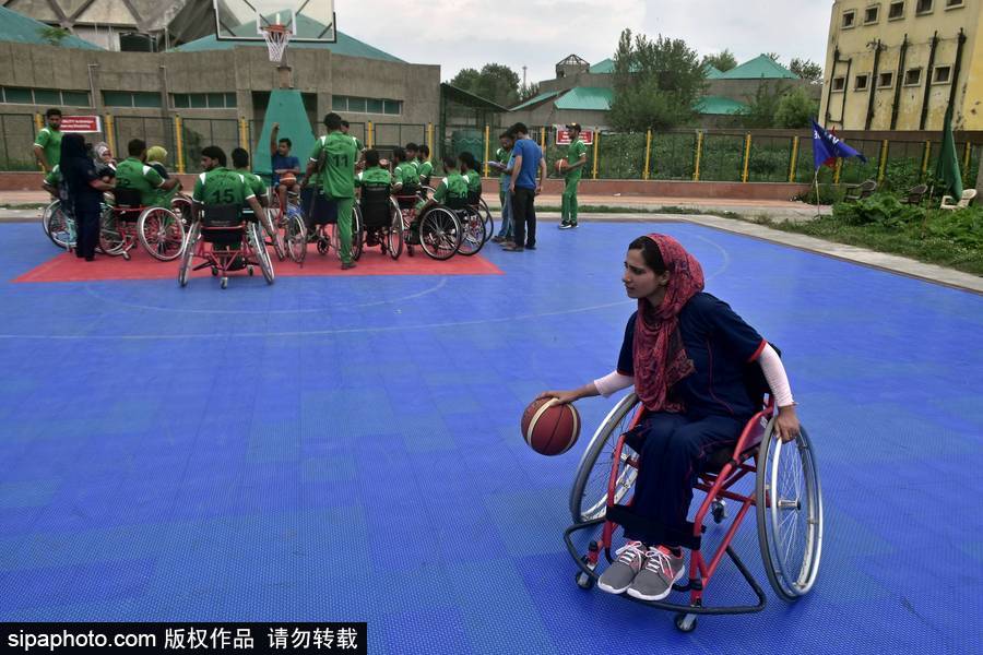 輪椅上的籃球夢(mèng) 印度斯利那加殘疾人籃球夏令營(yíng)