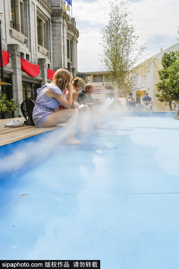 比利時(shí)布魯塞爾高溫來(lái)襲 民眾享受水氣降溫