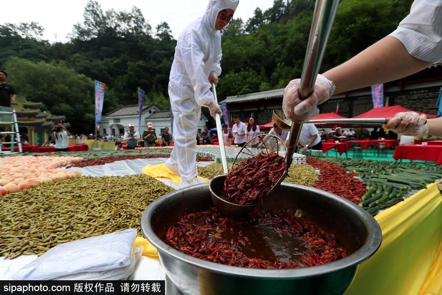 2噸重巨無霸“龍蝦啤酒拼盤”亮相 數(shù)千人分食