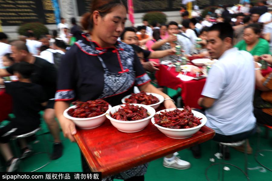 2噸重巨無霸“龍蝦啤酒拼盤”亮相 數千人分食