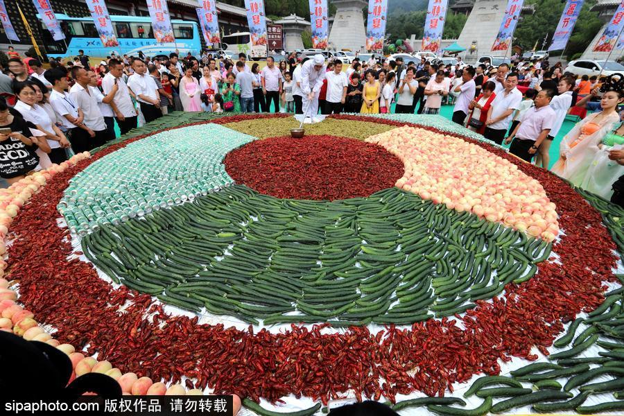 2噸重巨無霸“龍蝦啤酒拼盤”亮相 數千人分食