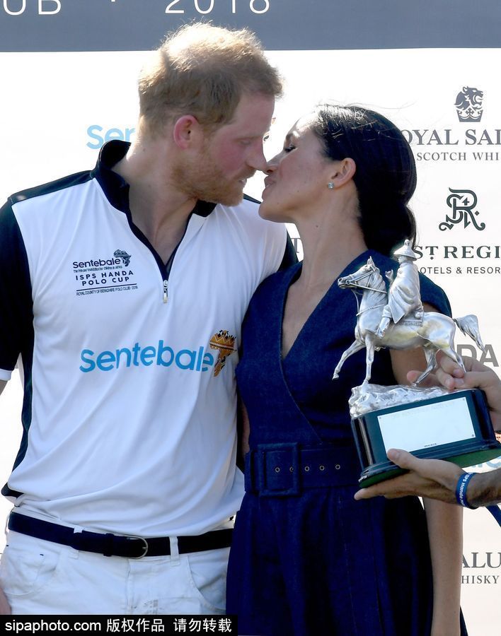 英國哈里王子攜梅根王妃出席活動 親密無間大秀恩愛