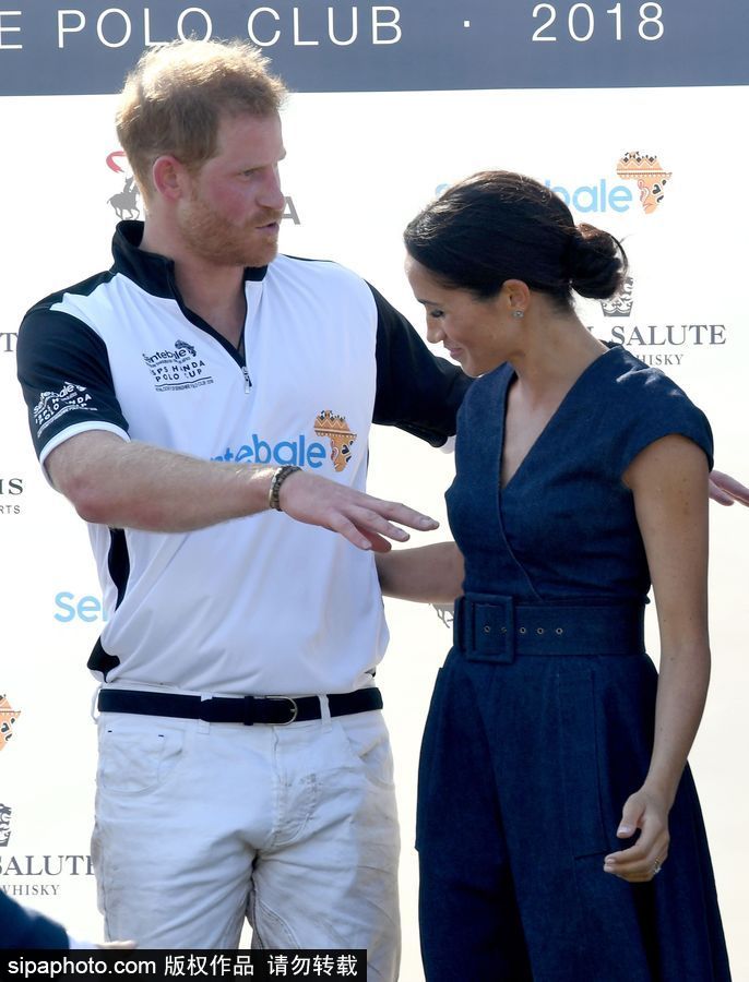 英國(guó)哈里王子攜梅根王妃出席活動(dòng) 親密無(wú)間大秀恩愛(ài)