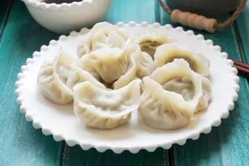 【學(xué)中文懂中國】英國小哥有點飄了，都敢和中國小姐姐比賽包餃子了！